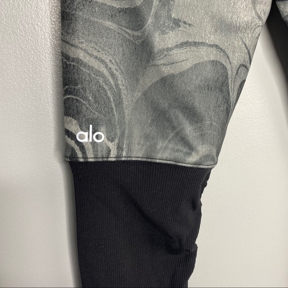 ALO Marble Print Goddess Leggings - Picture 7 of 8